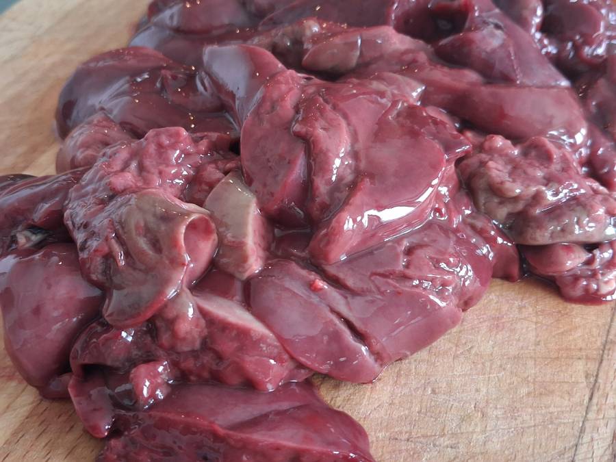 surov&aacute; kuracia pečeň pripraven&aacute; na varenie