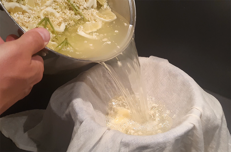 Bazovy sirup - scedenie macerátu