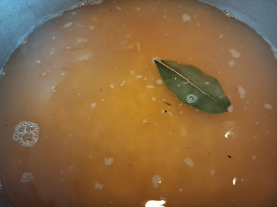 Hrachov&aacute; polievka s bobkov&yacute;m listom počas varenia