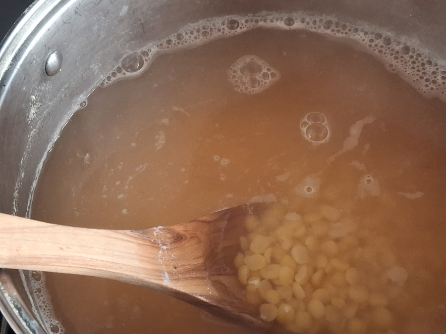 Namočen&yacute; hrach vo vode pripraven&yacute; na varenie