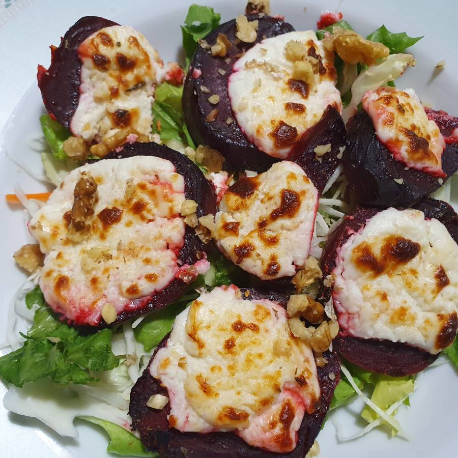 &Scaron;al&aacute;t s pečenou cviklou, koz&iacute;m syrom a vla&scaron;sk&yacute;mi orechmi