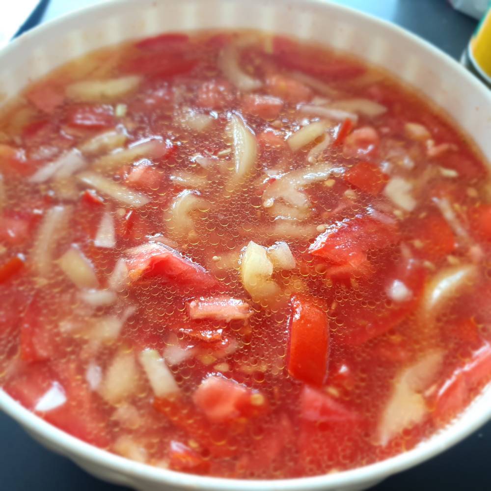 Paradajkov&yacute; &scaron;al&aacute;t s cibuľkou