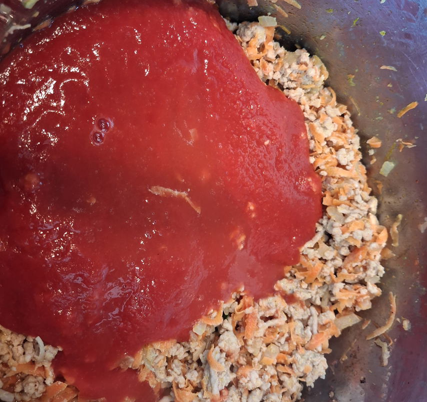 Paradajkov&eacute; pyr&eacute; a pretlak pridan&eacute; do m&auml;sa na boloňsk&eacute; &scaron;pagety recept