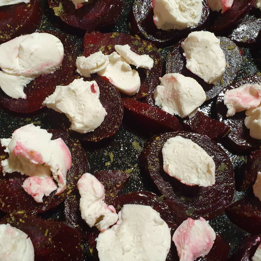 &Scaron;al&aacute;t s pečenou cviklou, koz&iacute;m syrom