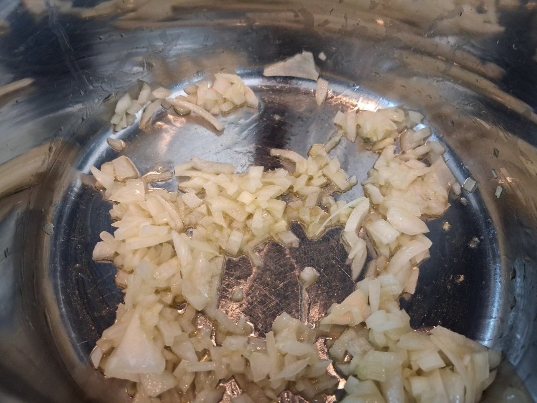 Bolonske spagety recept - restovanie cibulky