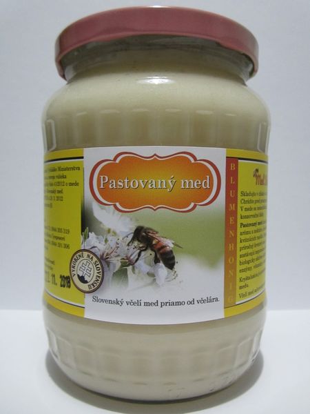 Včelí med Pastovaný